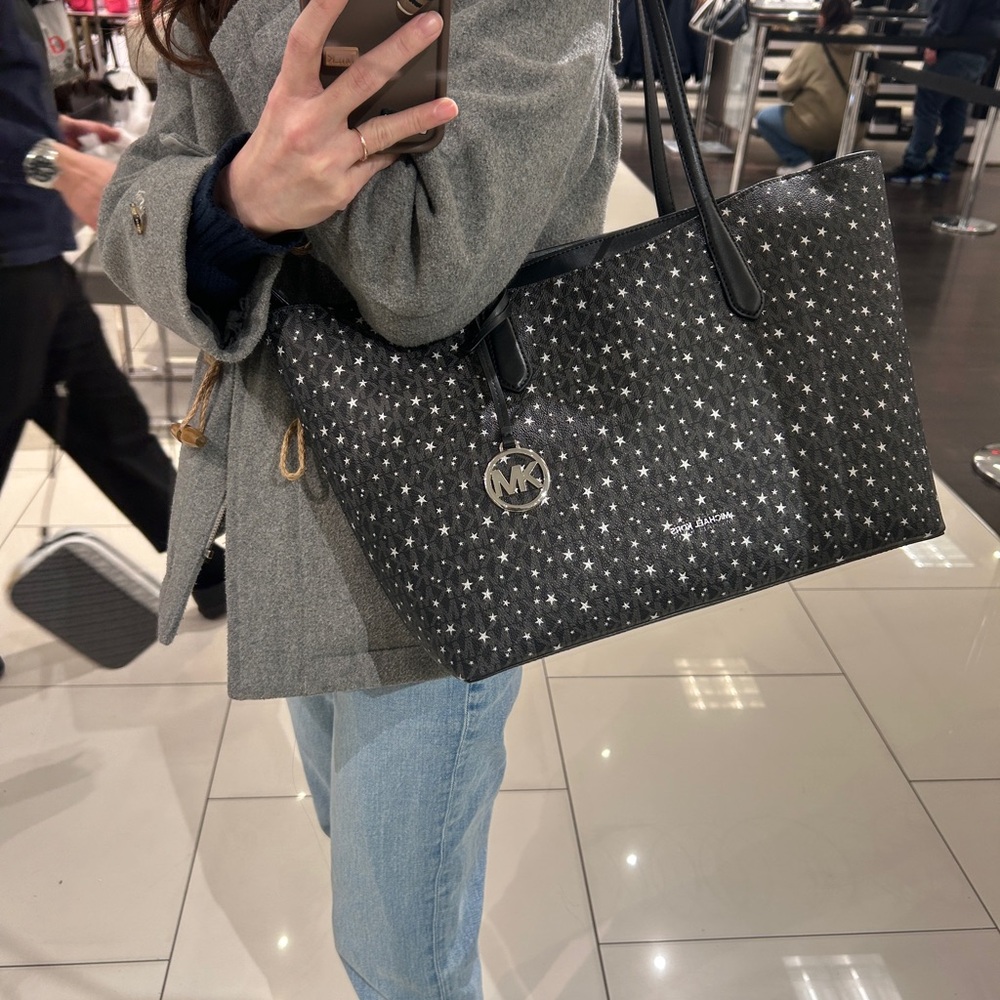 NWT✨Michael Kors Arden Large Star Printed Signature Logo Tote Bag in Black - Picture 2 of 4